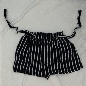 Flowy, stripped shorts with ties
